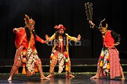 Pentas Drama Menak Tampilkan Kisah Cinta Kelaswara dan Jayengtresna