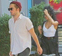 Terbukti Pacaran, Robert Pattinson Gandeng Mesra Penyanyi FKA Twigs