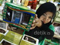 Jelang Idul Adha, Pedagang Oleh-oleh Haji Tambah Stok