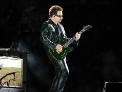 U2 Tak Pernah Suka Bono Manggung Sambil Main Gitar