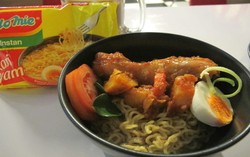 Mau Jajan yang Mantap Kenyang? Mampirlah ke Warung Mie Instan Spesial Ini