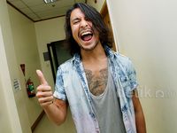 Gondrong dan Bertato, Gaya Urakan Ello