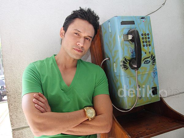 Pose Ganteng Indra Bruggman di Telepon Umum