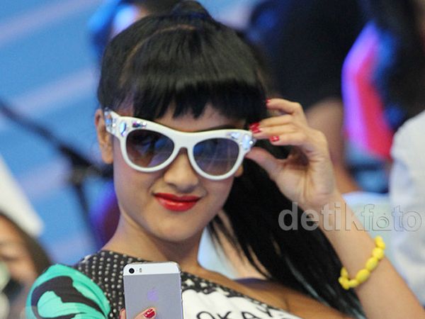 Selfie Time! Jupe Asyik Narsis Sendiri