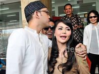 Sandy Tumiwa Rangkul Tessa Kaunang di Sidang Putusan Cerai
