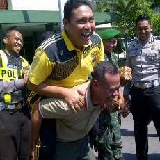 Di Batam Bentrok, di Surabaya TNI-Polri Lomba Lari Gendongan