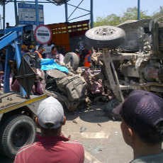 Evakuasi Sopir Honda Jazz yang Tewas Membutuhkan 1,5 Jam