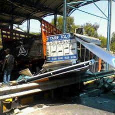 Pascakecelakaan di Suramadu, Hanya Dua Loket yang Difungsikan