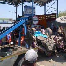 Kecelakaan di Gerbang Tol Suramadu Juga Menyebabkan Penjaga Loket Luka