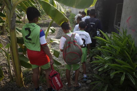Dari Kampung ke Kampung Main Bola Demi Mimpi Jadi Juara Dunia