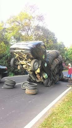 Bikin Ngakak! Mobil Bak di Purwakarta ini Ngetril karena Kelebihan Beban