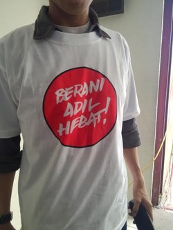 Loyalis Anas Kompak Pakai Kaos Bertulis Berani Adil Hebat