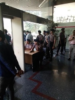 Brimob Senjata Laras Panjang Kawal Sidang Vonis Anas Urbaningrum