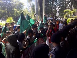 Massa HMI Mencoba Masuk Ruang Sidang Anas di Tipikor Jakarta