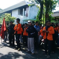 Mahasiswa Demo di Depan Kantor Transisi Jokowi-JK