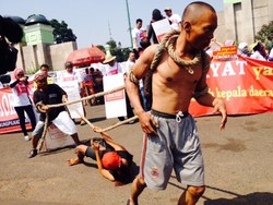 Dukung Pilkada Langsung, Puluhan Orang Demonstrasi di Depan Gedung DPR