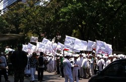 Dhuar! FPI Long March ke DPRD DKI Sambil Nyalakan Petasan