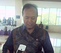 Ke DPR Pakai Pin Garuda Merah, Hidayat: KMP Solid Pilkada Lewat DPRD!