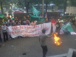 Sambil Teatrikal, Massa HMI Bakar Sampah di Depan Gedung Tipikor Jakarta
