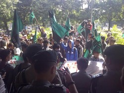 Jelang Sidang Vonis Anas, Massa HMI Terus Berorasi di Tipikor Jakarta