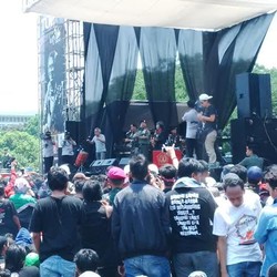 Ketika Panglima TNI Jenderal Moeldoko Berduet dengan Iwan Fals