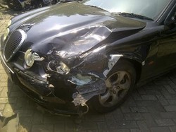 Bagian Depan Ringsek, ini Penampakan Jaguar yang Diamankan Polres Jaktim