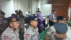 Diteriaki Pendukung Anas, Jaksa Dikawal Ketat Polisi