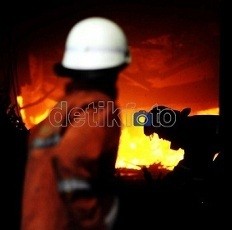 Petugas Damkar Tersetrum Saat Padamkan Api di Rumah Mewah Kayu Putih