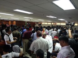 Anas Masuk Ruang Sidang, Pengunjung Berebut Foto