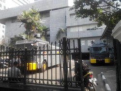 FPI Gelar Demo di DPRD DKI, Ratusan Polisi dan 2 Water Cannon Bersiaga