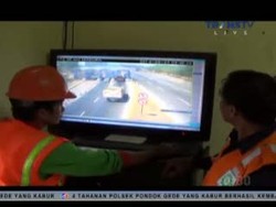 Detik-detik Tabrakan Dahsyat Truk di Suramadu Terekam CCTV