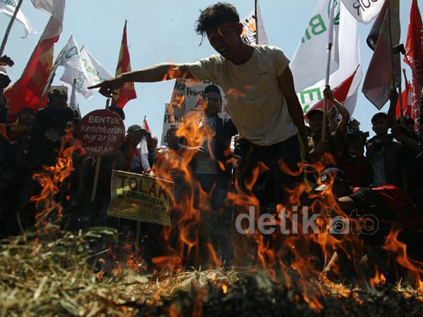 Ratusan Petani Demo di Depan Istana