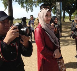 Foto: Mega Iskanti Bergaya di Depan Rumah Barack Obama