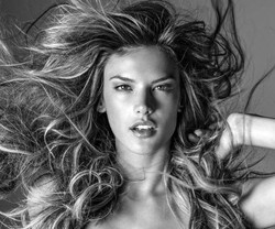 Model Victorias Secret Adu Seksi Tampil Tanpa Busana