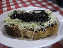 Warung Nagih: Mengantre Demi Seporsi Rotbak Silverqueen dan Roti Maryam Nutella yang Legit