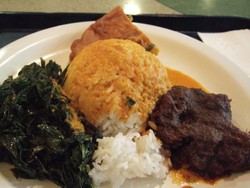 Lamaknyo Makan Siang Berlauk Rendang Daging Khas Sumatra Barat