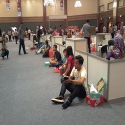 Lelah Berburu Sepatu Diskon, Ini Gaya Para Pengunjung di JCC