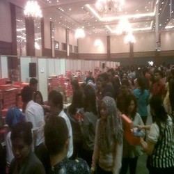 Nike Banting Harga di JCC, Malam Hari Pengunjung Makin Membludak