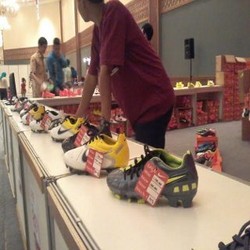 Cuci Gudang Sepatu, Bank Mega-Nike Targetkan Rp 7 Miliar Dalam 5 Hari