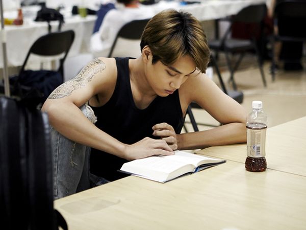 Kai EXO Serius Baca Buku Sebelum Konser