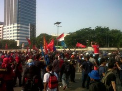 Demo RUU Pilkada, Mahasiswa Lempar Sampah ke Gedung DPR dan Blokir Jalan