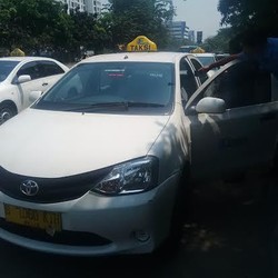 Saat Hendak Diderek Dishub DKI, Baru Diketahui Sopir Taksi ini Meninggal