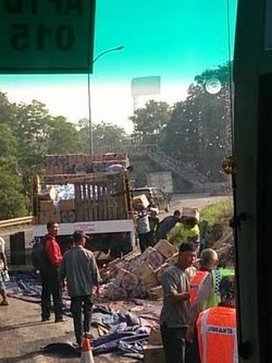 Truk Isi Air Kemasan Terguling di Ciawi, Muatan Berserakan di Jalan