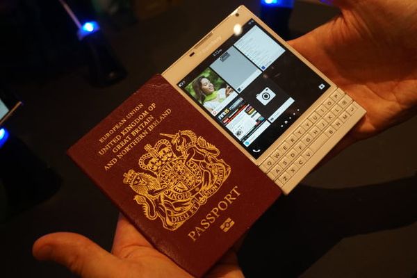 Melihat Lebih Dekat BlackBerry Passport