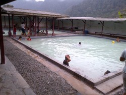 Akhir Pekan, Enaknya Berendam Air Panas di Kaki Gunung Sibayak