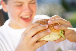 Anak Hanya Mau Makan Bakso atau Nugget? Coba Siasati dengan Cara Ini