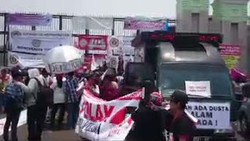 Massa Pro-Kontra RUU Pilkada Saling Berhadapan di Depan Gedung DPR