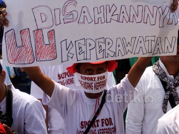 Gedung DPR Dikepung Perawat