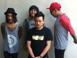 Tunda Rilis Album, Real Pilih Banyak Manggung