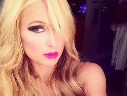 Paris Hilton Pakai Lingerie Superseksi untuk Pemotretan